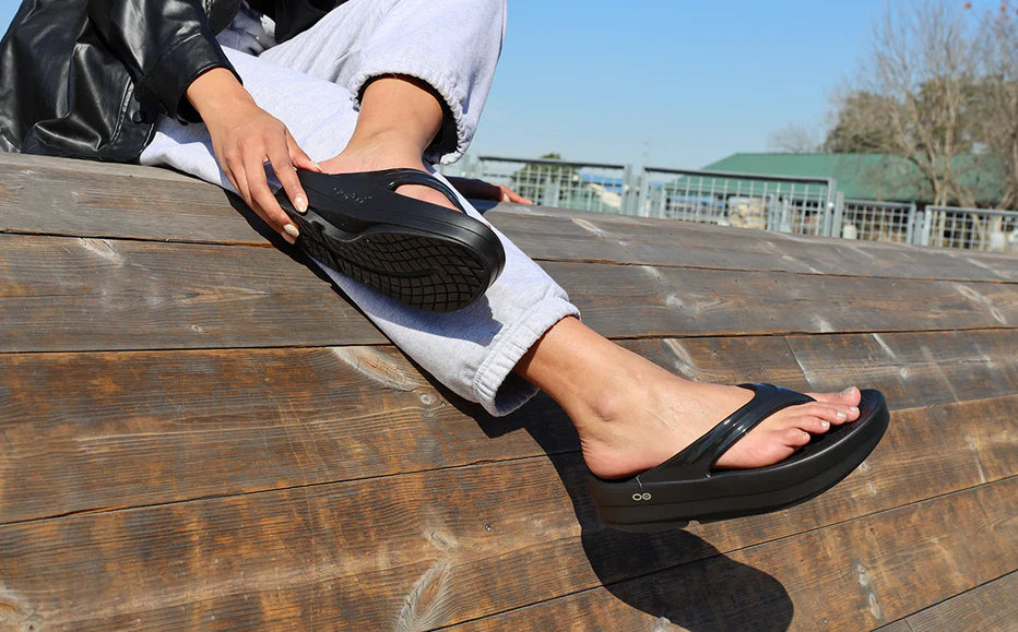 Women's OOFOS OOmega OOlala Sandal 1410-BLACK – =PR= Run Walk